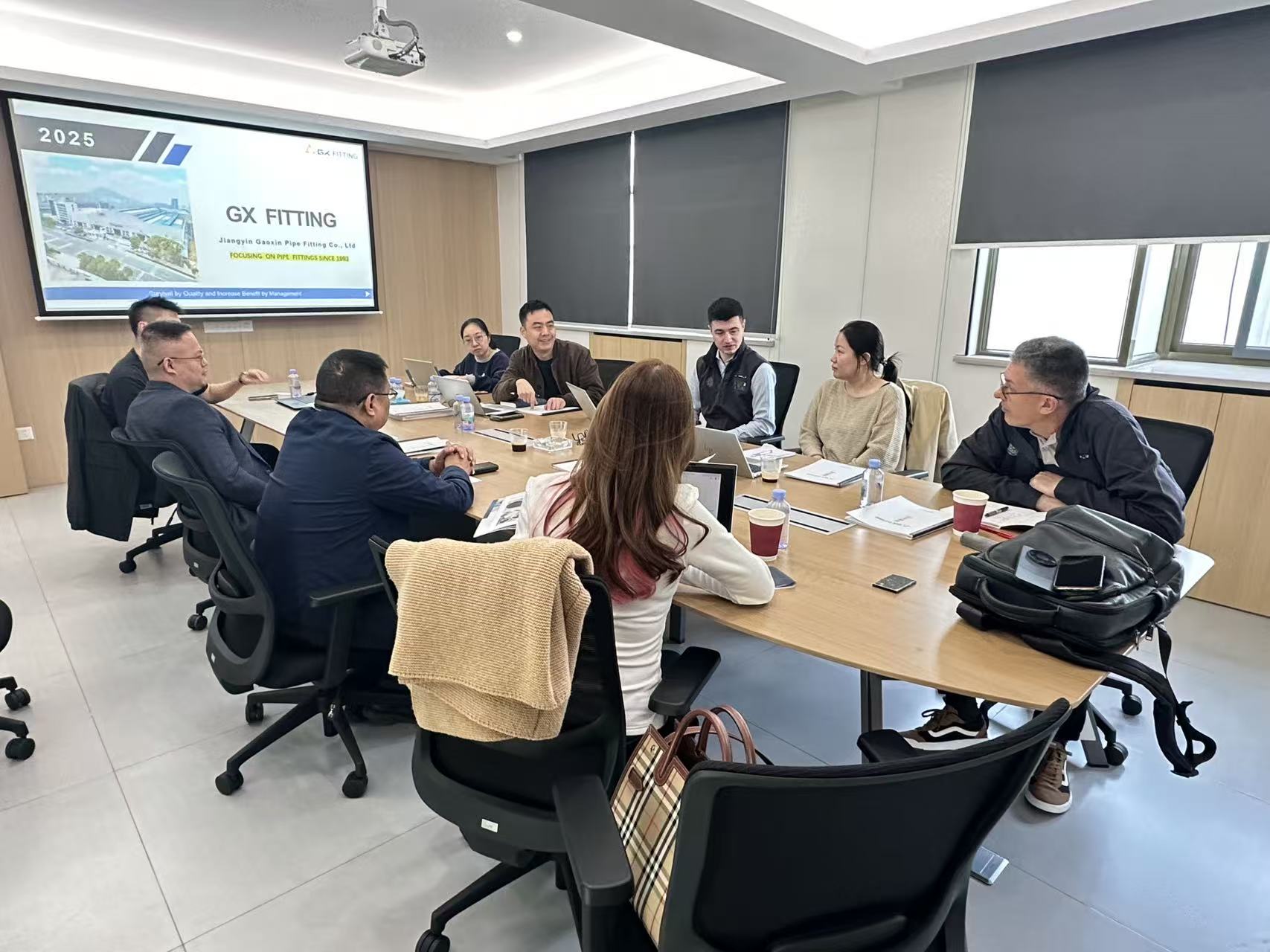 Delegația clienților vizitează fabrica noastră pentru schimb tehnic și cooperare